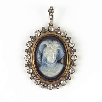 Pendentif camée portrait de dame de cour, onyx et diamants. 
Circa 1870
