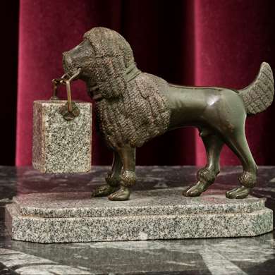 A small bronze scuplture of a dog 
