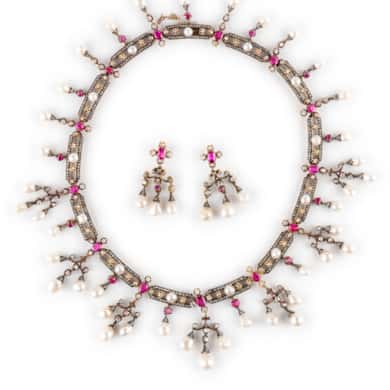 Collier et pendants d'oreilles en or, perles gouttes, rubis et diamants