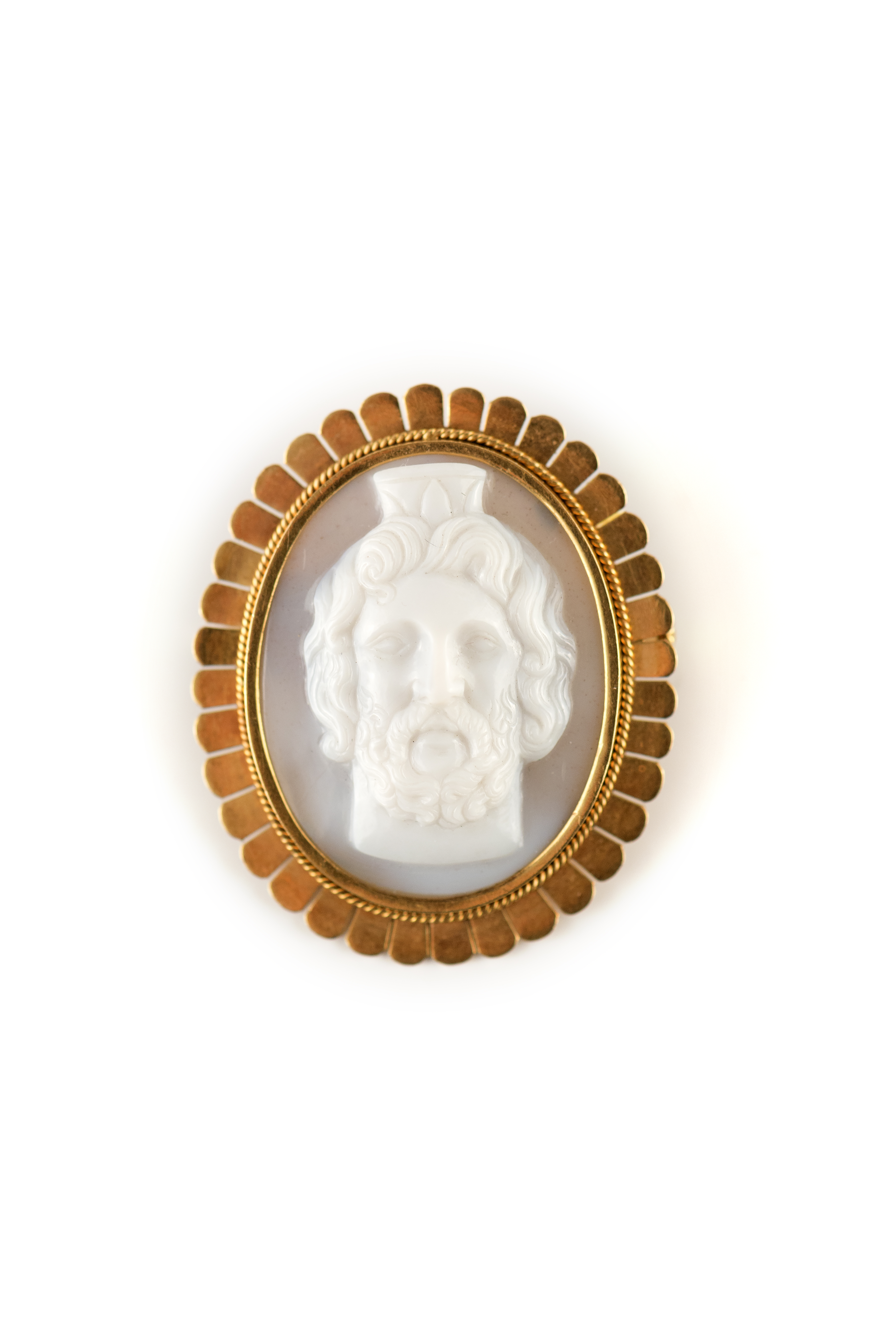 Gold and agate cameo brooch